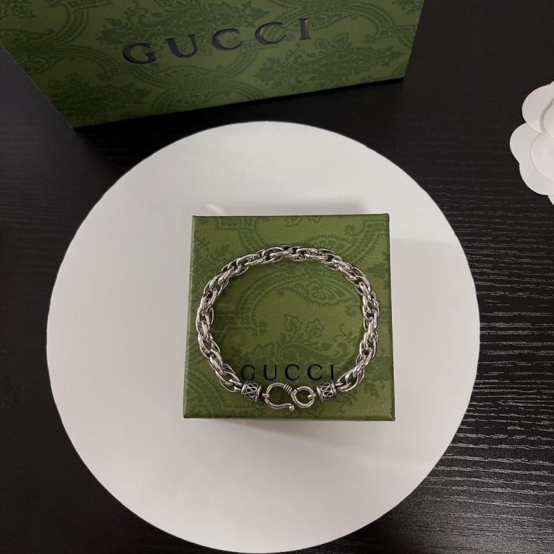G*u*i bracelets